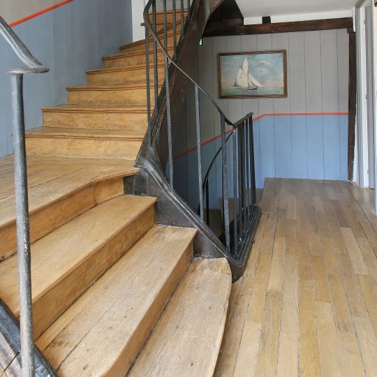 Escalier en bois du 1er étage de l'Hôtel Dubocage de Bléville.