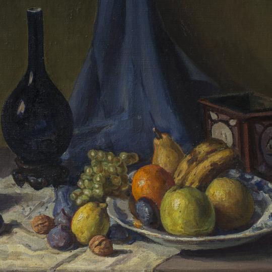 Nature morte avec tasse, carafe et coupe de fruits.