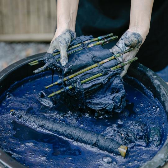 Bain de teinture bleu indigo