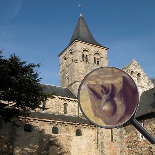 Vue sur l'église et le clocher de l'abbaye de Graville. Une loupe met en avant une sculpture en forme de chauve-souris.