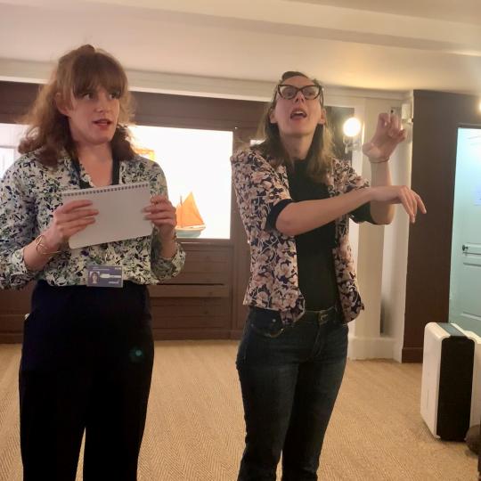 Médiateur en visite guidée accompagné par une interprète en langue des signes.