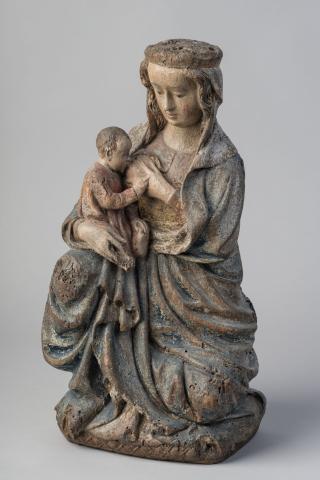 vierge agenouillée, allaitant le christ assis sur son genou droit.