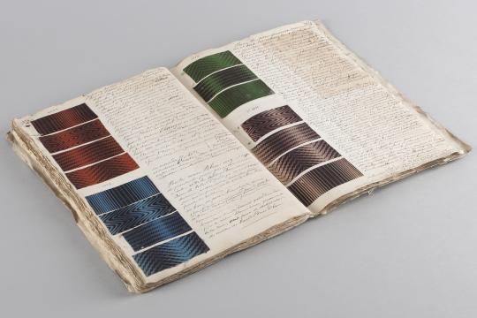 Cahiers présentant des échantillons de différentes couleurs : rouge, vert, bleu et marron.