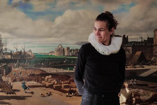 Comédienne devant le tableau d'Emile Loubon représentant l'entrée du port du Havre