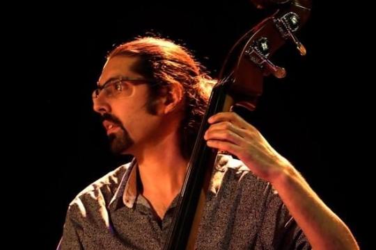 Portrait du musicien en buste avec sa contre basse