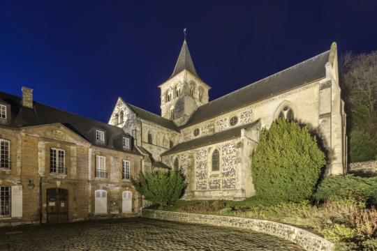 Vue des bâtiments de l'abbaye à la nuit tombée