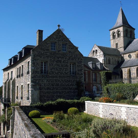 Abbaye de Graville - Laurent Bréard Abbaye depuis les jardins en terrasse.